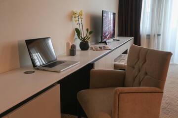 Фото номера Двухместный номер Делюкс с 1 кроватью и балконом Отель Hotel Orhideea г. Негрешти-Оаш 36