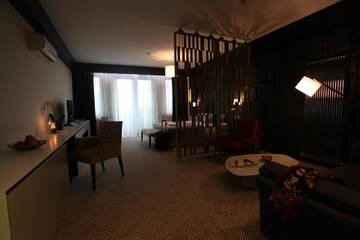 Фото номера Двухместный номер Делюкс с 1 кроватью и балконом Отель Hotel Orhideea г. Негрешти-Оаш 16